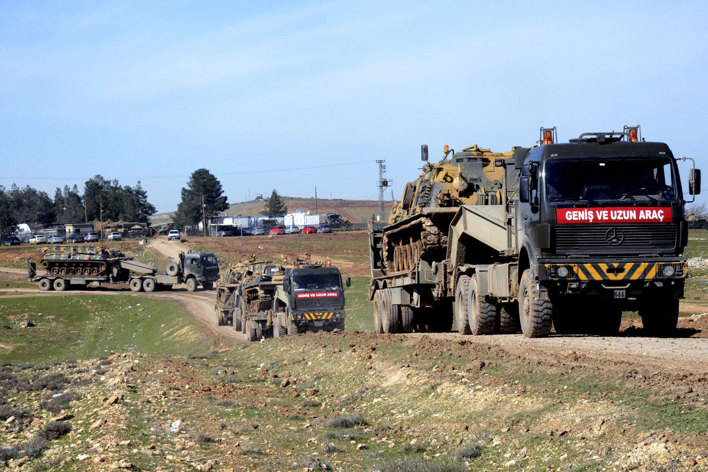 Türgi armee sõjatehnika Süüria piiri lähistel.