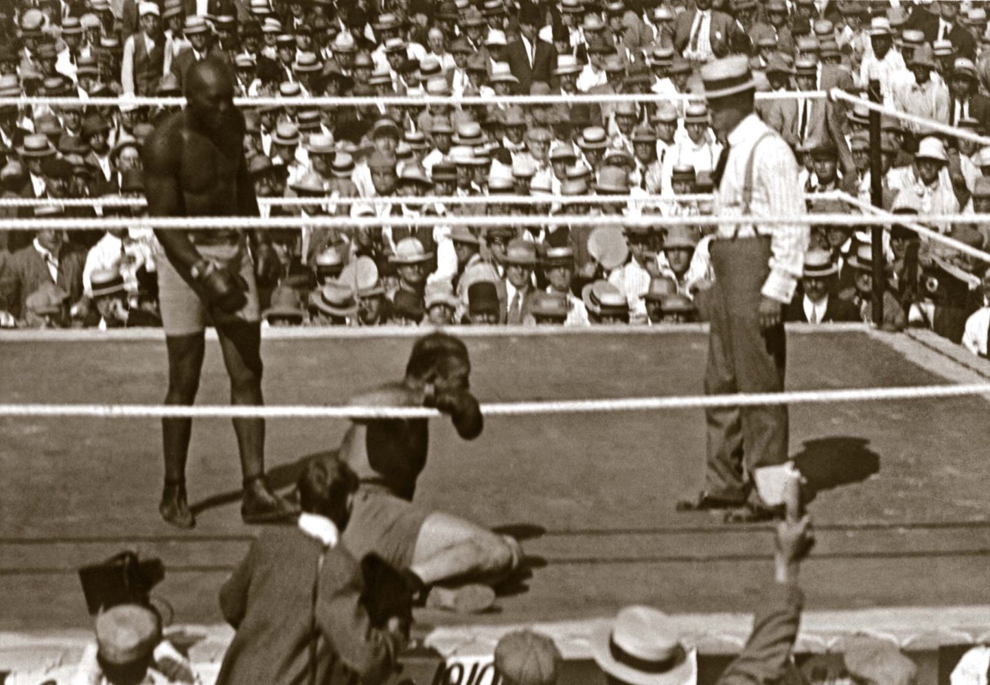 Jack Johnson (vasakul) on James Jeffriesi 1910. aastal Renos toimunud poksi raskekaalu tiitlimatšis pikali löönud.