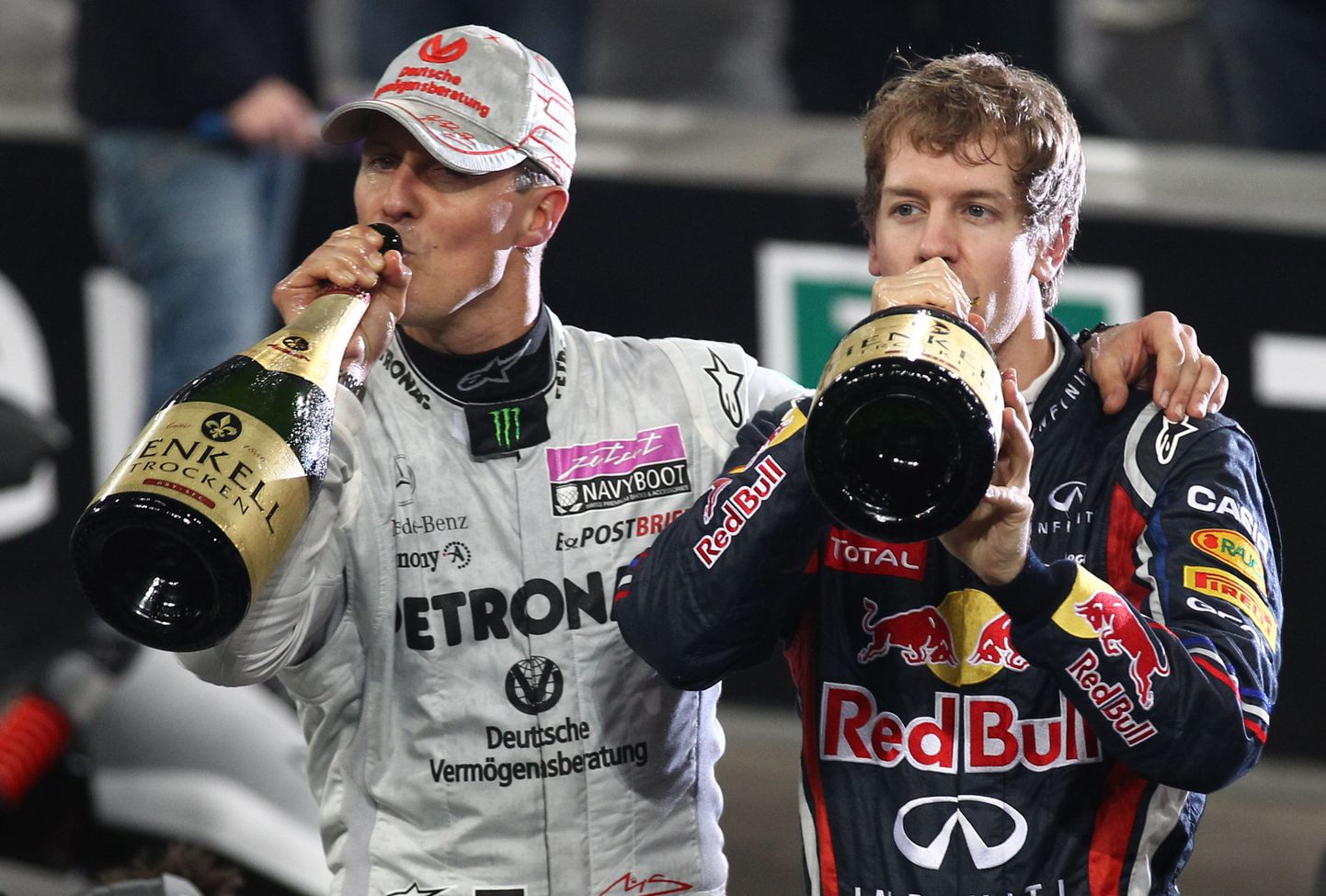 Michael Schumacher (vasakul) ja Sebastian Vettel tähistavad 2011. aasta Meistrite võidusõidu võitu