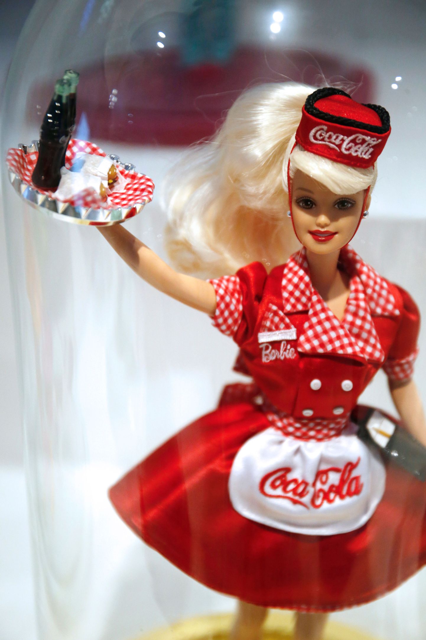 Lisaks astronaudi ja arstina töötamisele on Barbie ametis olnud ka kiirtoidurestoranis.
