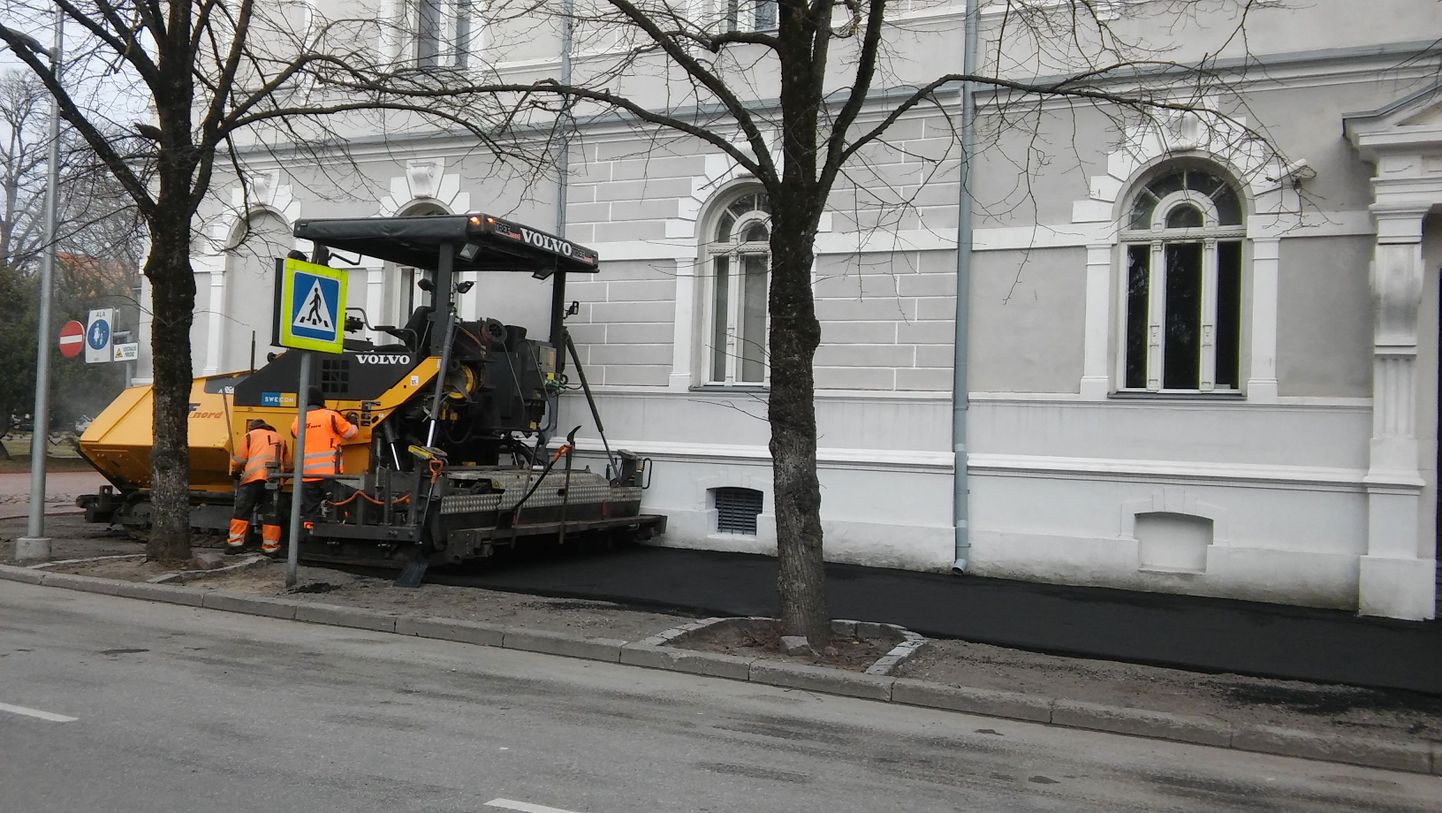 Kõnnitee katte uuendamine Pärnus Vee tänaval.