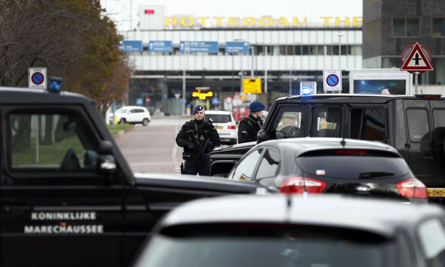 Hollandi julgeolekutöötajad Haagi lennujaam ajuures sõidukeid kontrollimas.