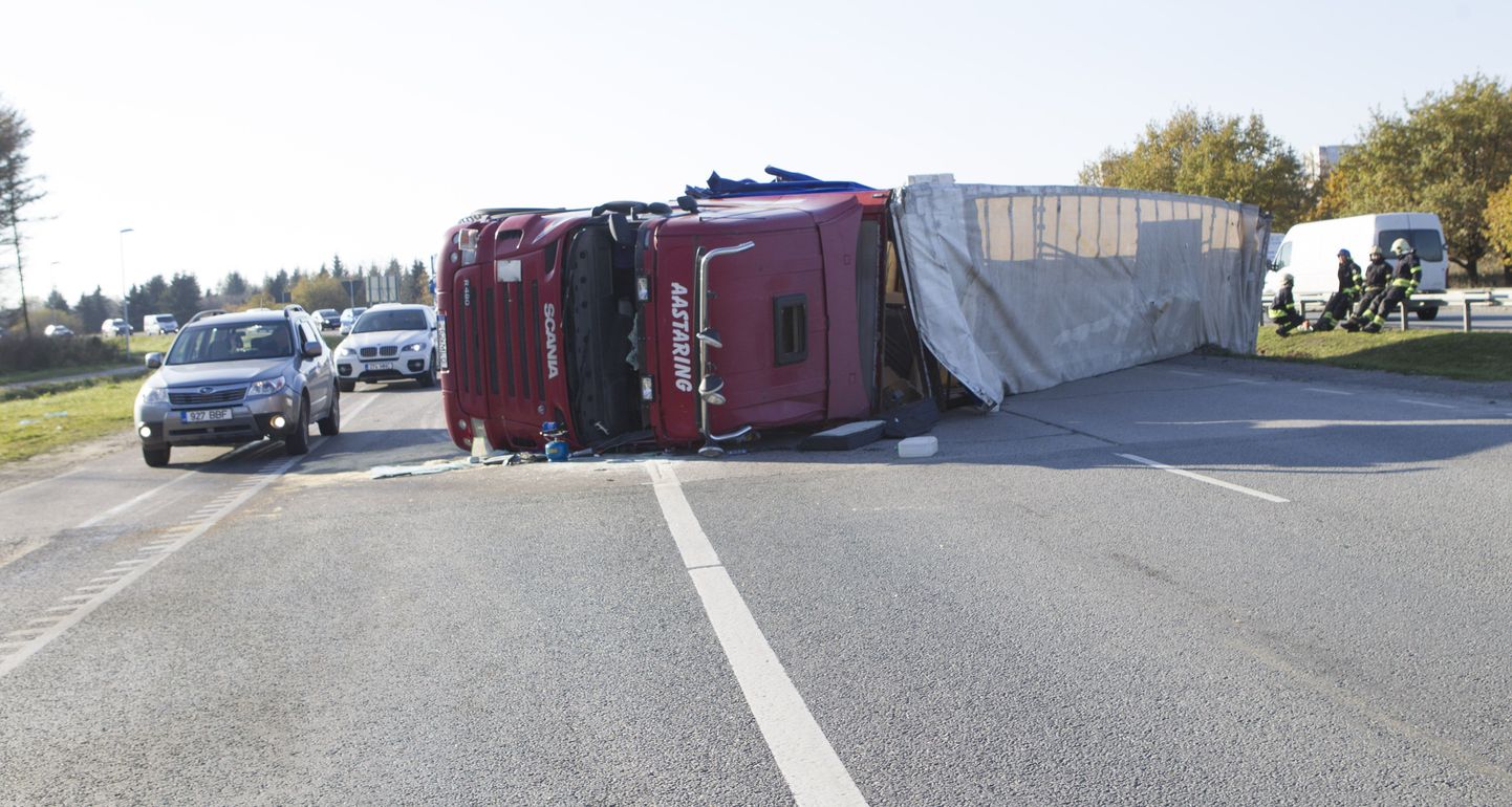 Авария грузовика в октябре 2016 года около Пиритаского моста.