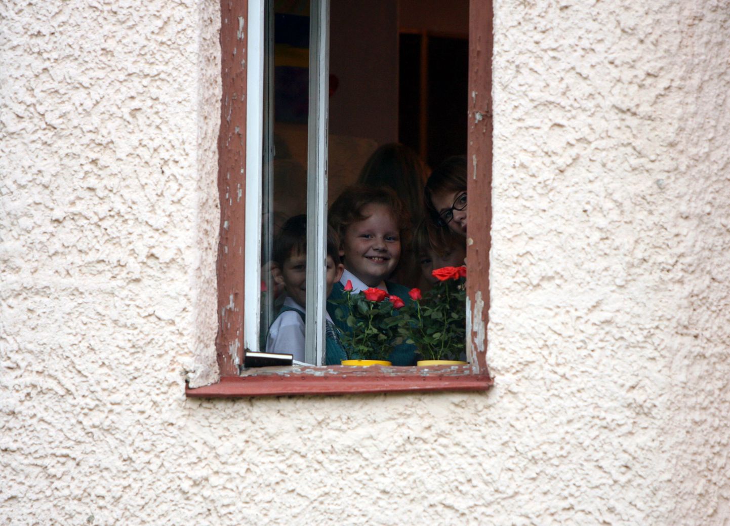 Üks rõõmus vaade Tartu Kristliku Noortekodu aknasse.