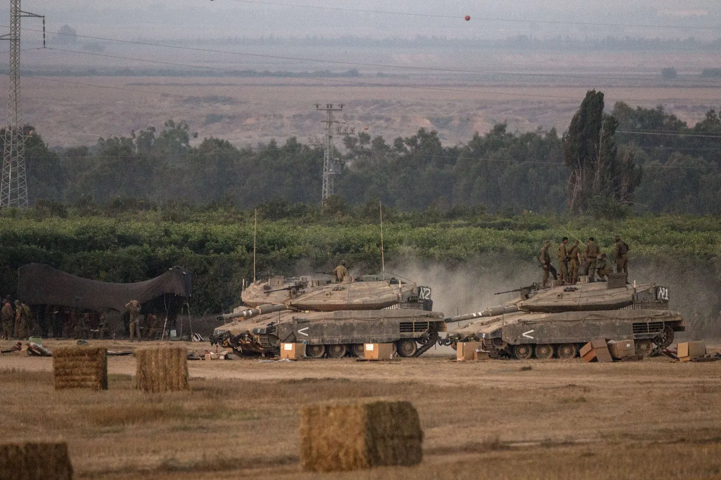 Iisraeli tankid Gaza sektori piiril.