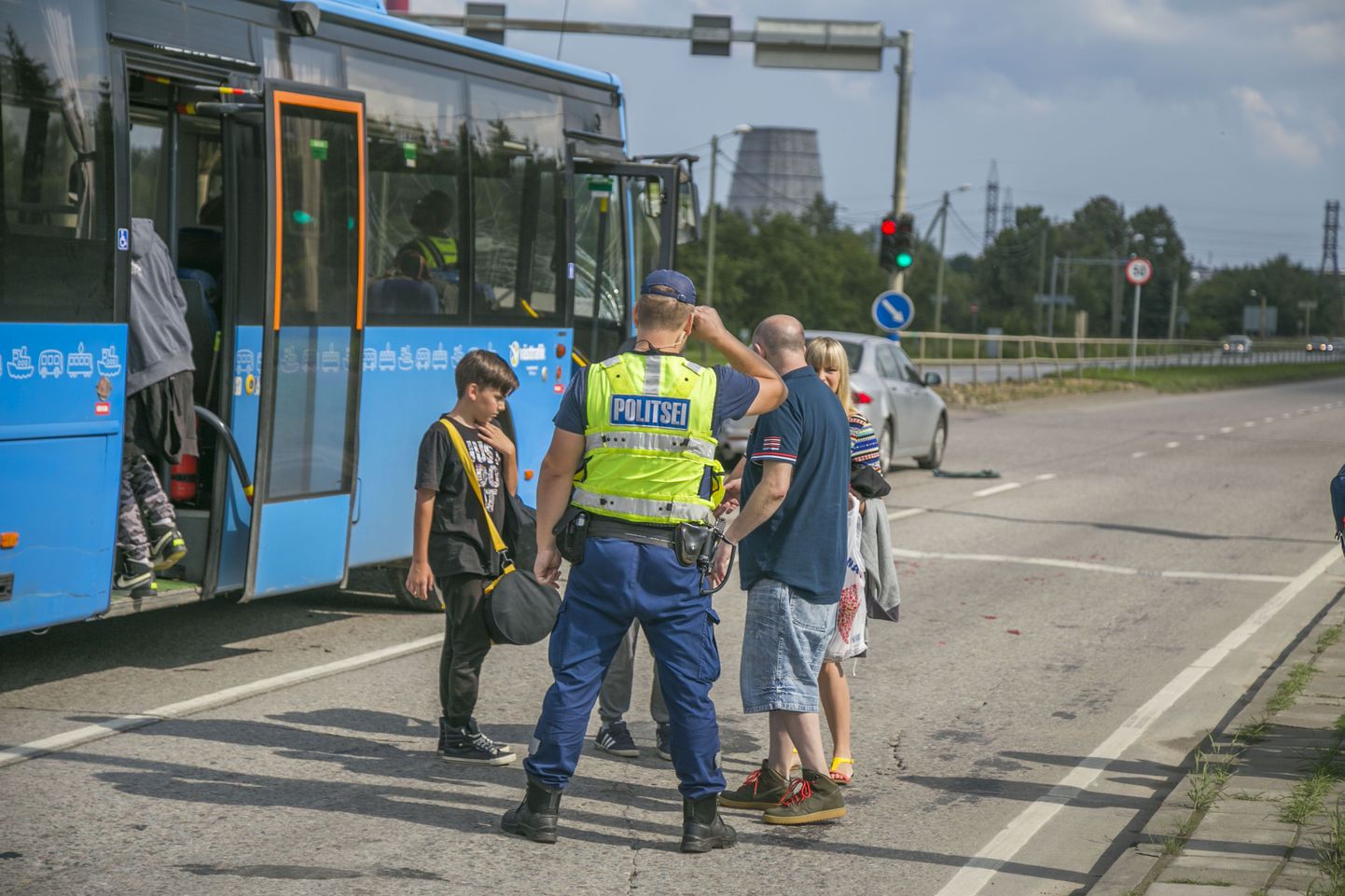 Tallinna piiril Perterburi teel sattus laupäeval liiklusõnnetusse lapsi täis buss, mille juht oli raskes joobes.