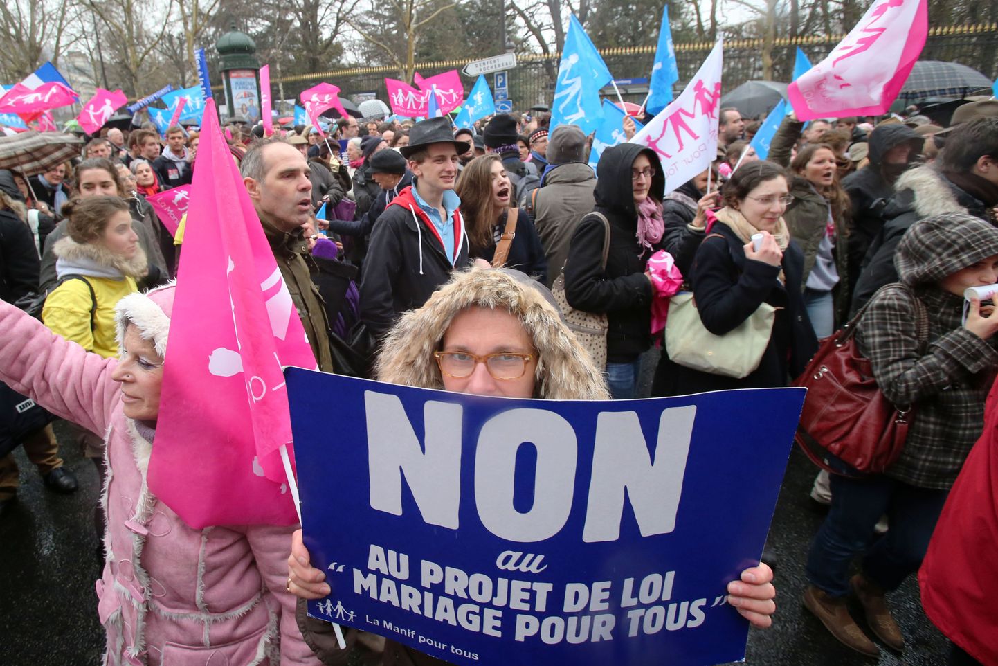 Pildil homovastaste protestimarss Pariisis senatihoone lähedal.