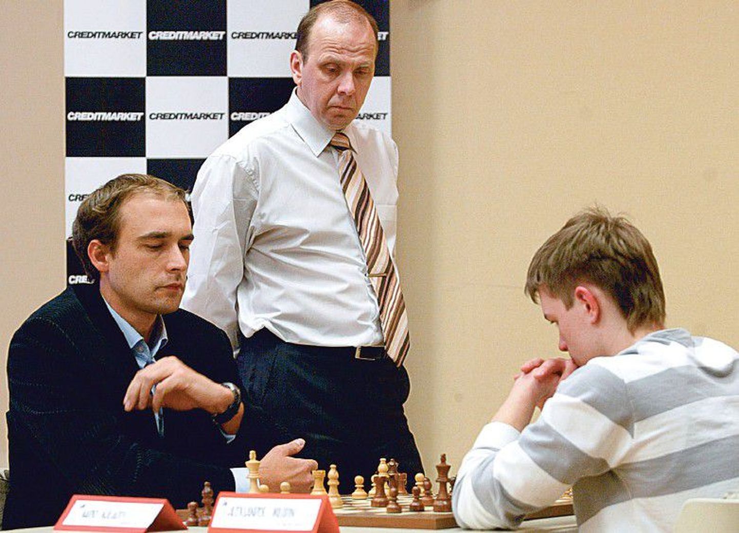 Чемпионат Эстонии 2009 года. Хендрик Олде (в центре) наблюдает за игрой гроссмейстеров Кайдо Кюлаотса (слева) и Александра Володина.
