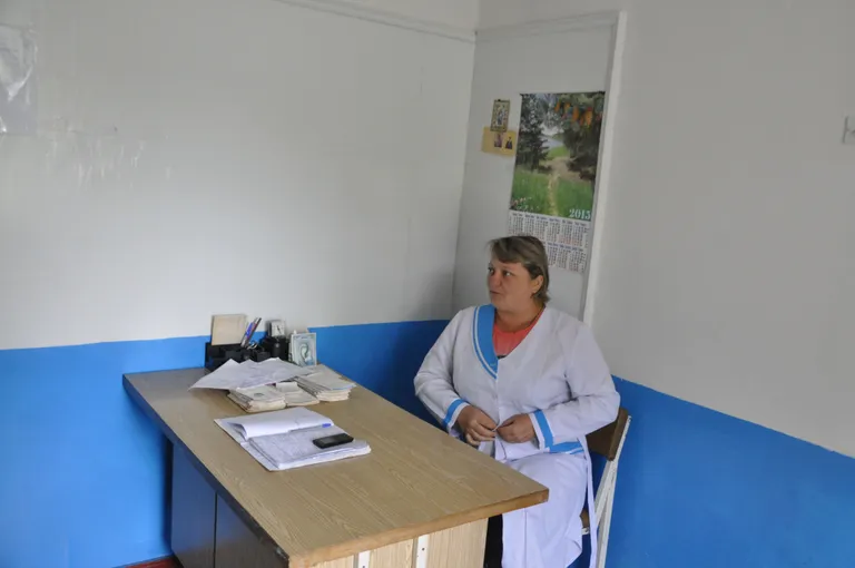 Medõde Larissa Ossinovskaja oma 21 sajandi röntgenoloogi töölaua taga Tšernuhhino haigas.