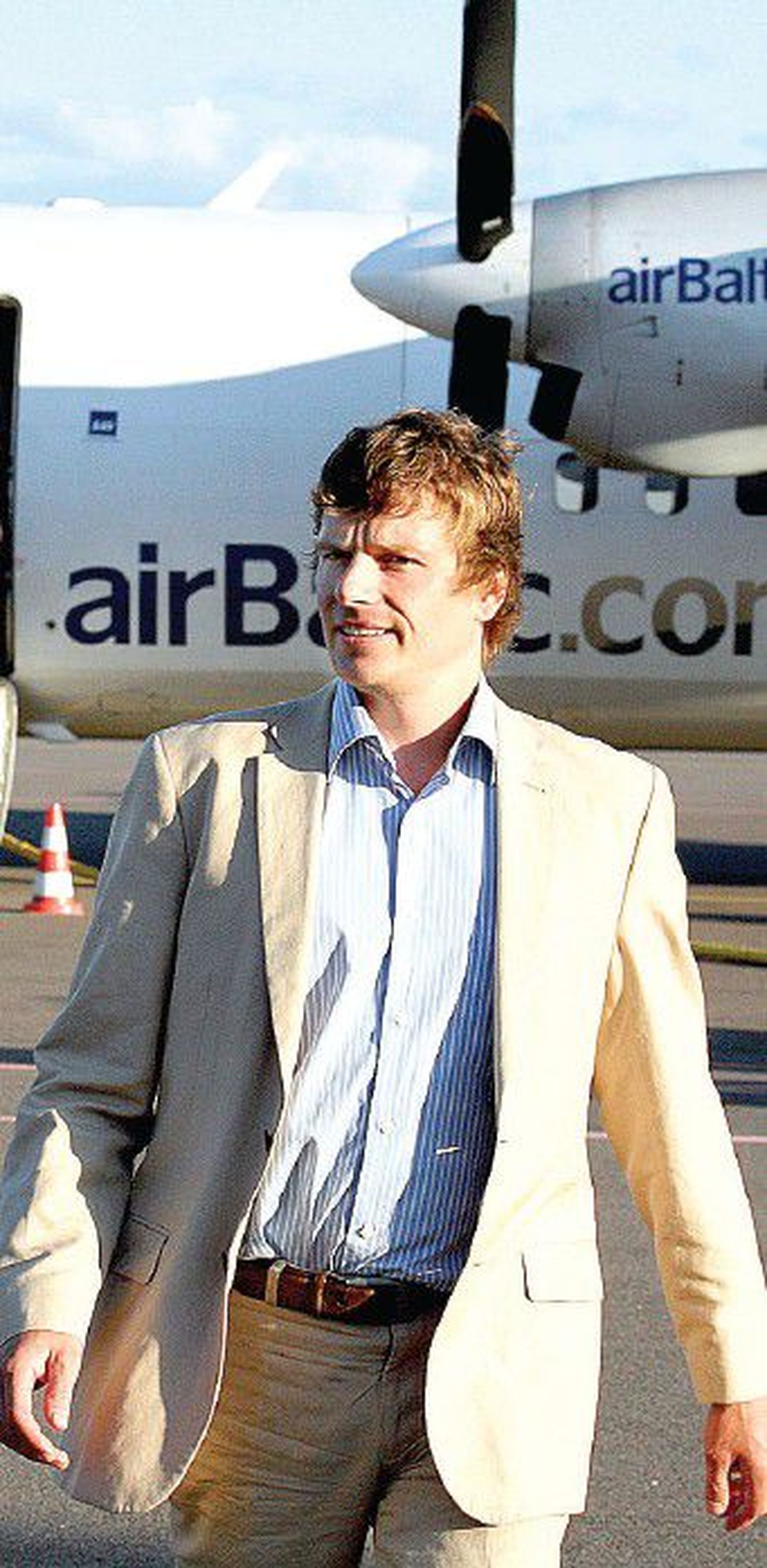 2009. aasta juulis tegi Air Baltic esimese lennu Tartusse, pardal oli ka Air Balticu asepresident Janis Vanags, kes käis viimati siin mullu oktoobris ning ütles oma sõnul juba siis linna ja lennujaama esindajatele, et firma pole rahul Tartu lennujaamaga.