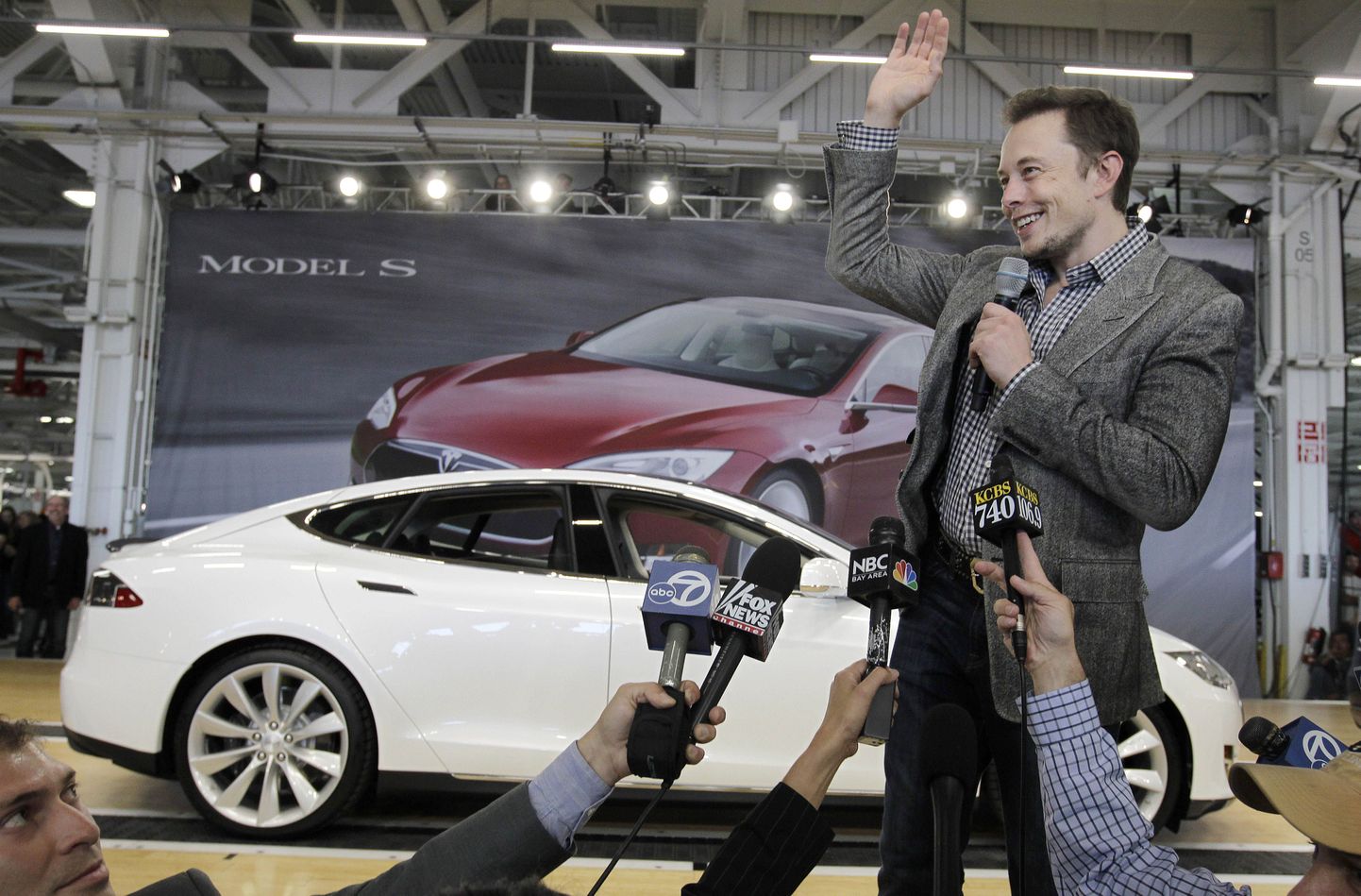 Elon Musk Tesla Motorsi tehases