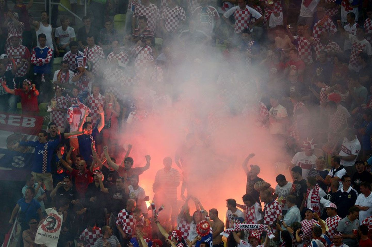 Horvaatia jalgpallifännid elavad oma koondisele alati maruliselt kaasa. Viimasel Euroopa meistrivõistluste finaalturniiril tehti nii välku kui pauku.