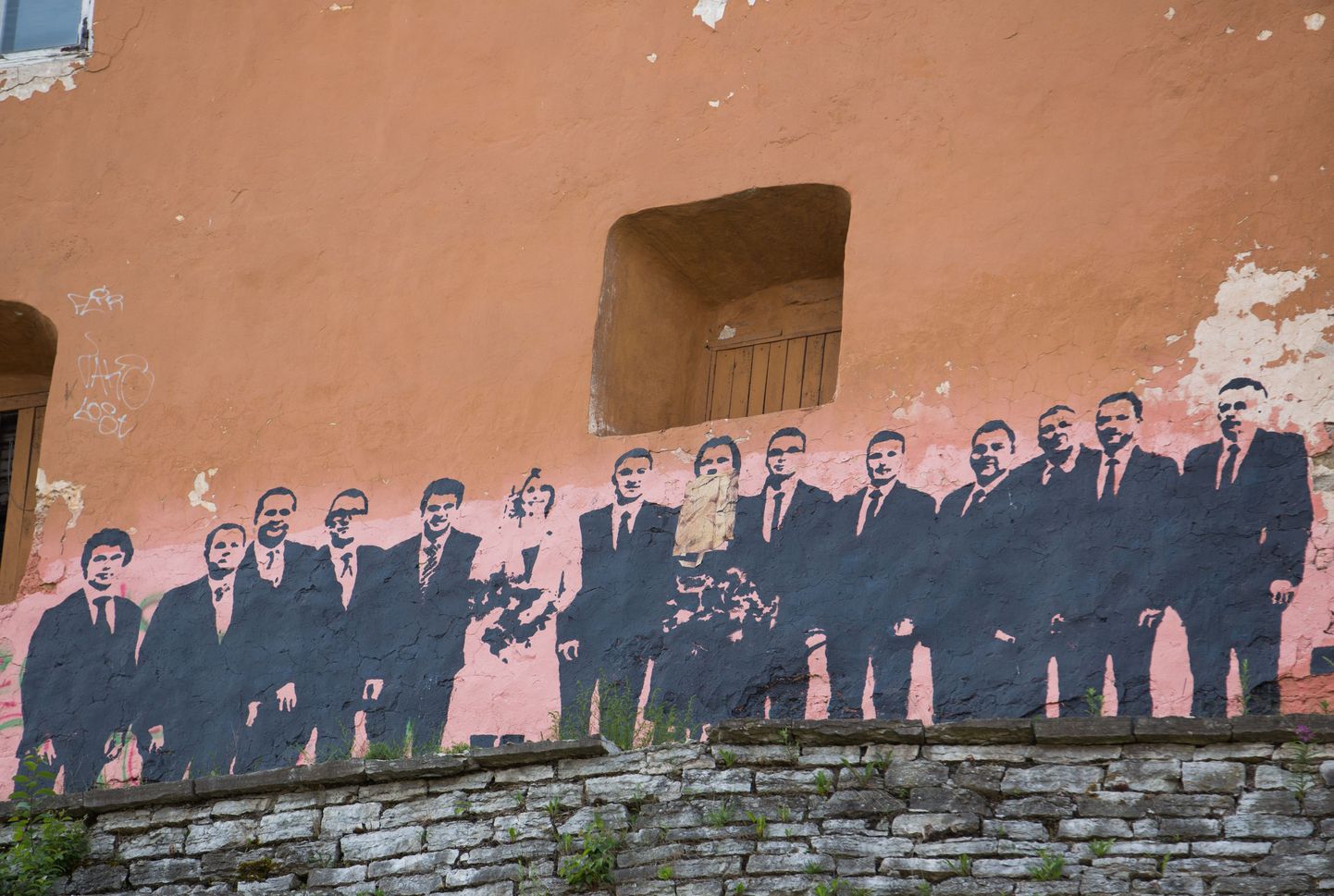 Nunne täaval asuv graffiti valitsusest sai sel nädalal ajakohase täienduse: Keit Pentus-Rosimannuse kujutis varjati paberkotiga.