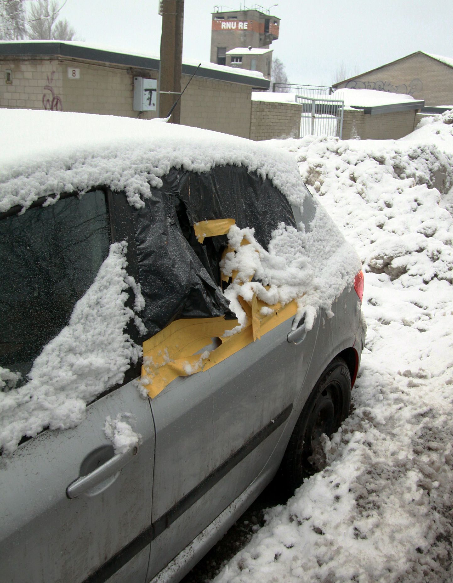 Pärnu Laial tänaval seisis kolm nädalat lumehanges katkise aknaga Peugeot, takistades tänava äärest lume koristamist.