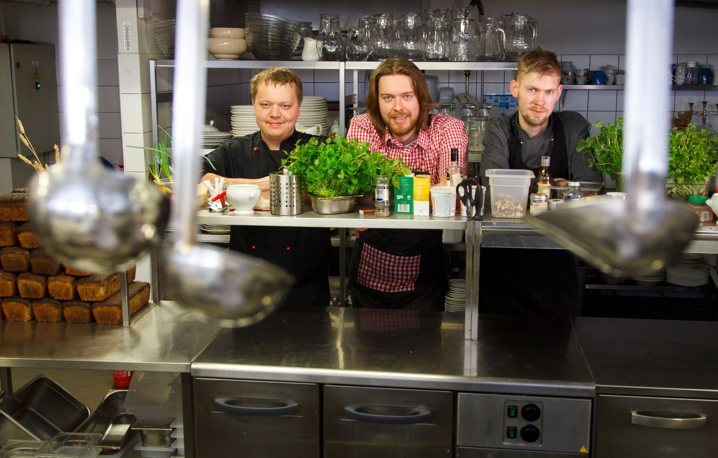 Mr Jakobi restorani köögimeeskonna moodustavad kokk Kristjan Tammeväli (vasakult) ning omanikest peakokad Jorma Riivald ja Maanu Tafenau.