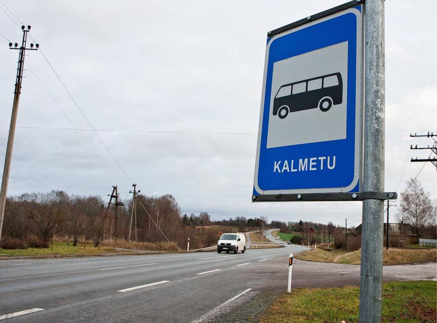 Kui hakata Viljandist liinibussiga Tänassilma sõitma, siis pärale jõudes on esimene peatus Kalmetu.