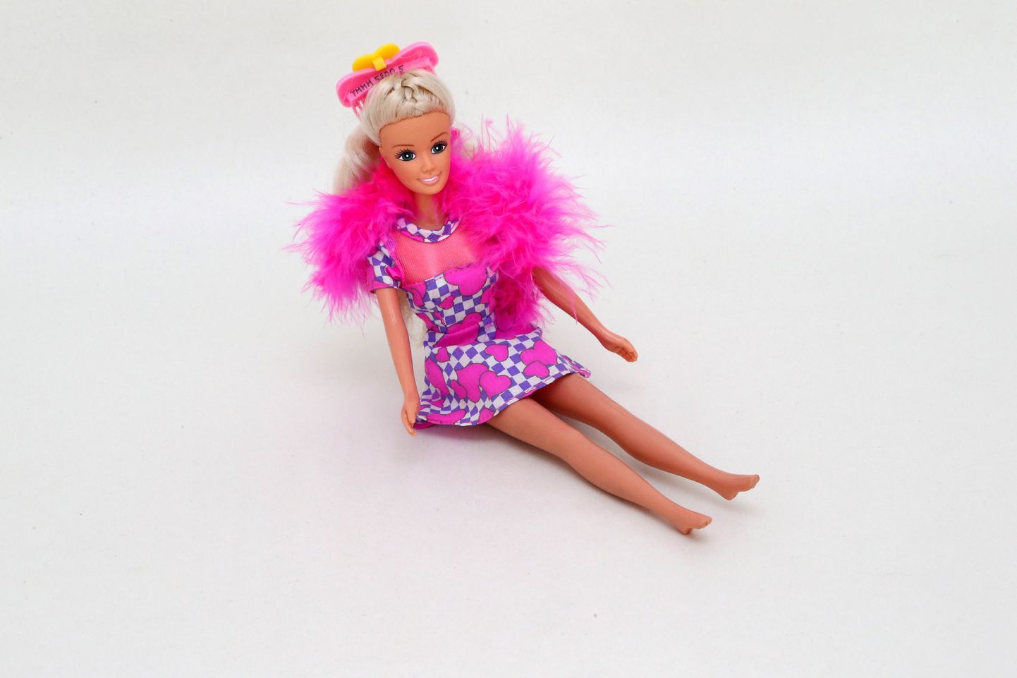 Tavalise originaal kujuga Barbie kõrvale tulevad kolm teistsuguse kehakujuga Barbiet.