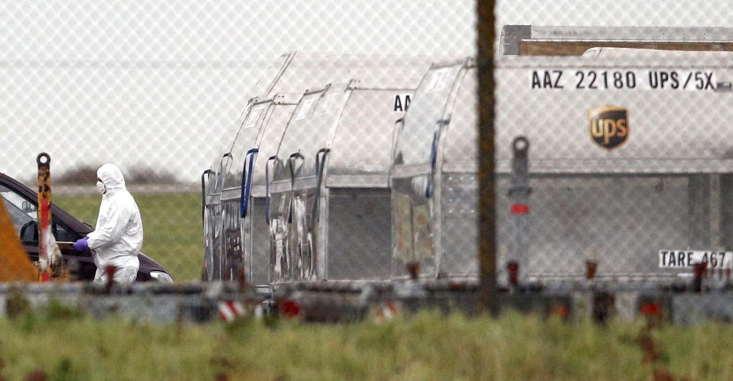 Pommiekspert kullerfirma UPS konteinerite juures Nottinghami lähistel asuval East Midlandsi lennuväljal.