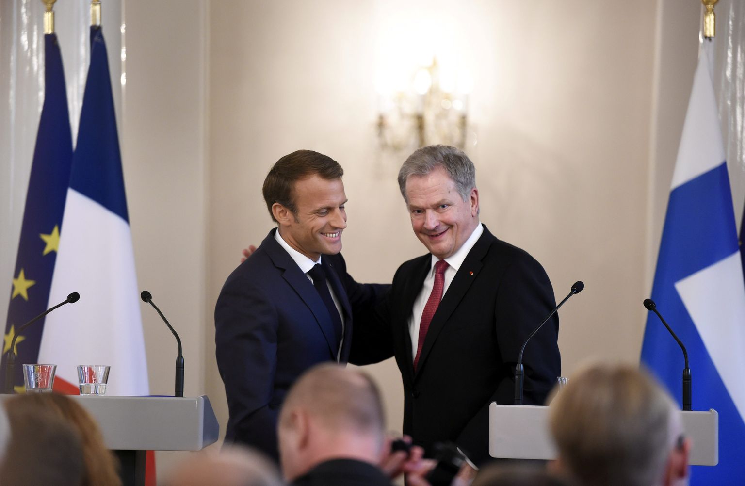 Emmanuel Macron (vasakul) ja Sauli Niinistö täna Helsingis.