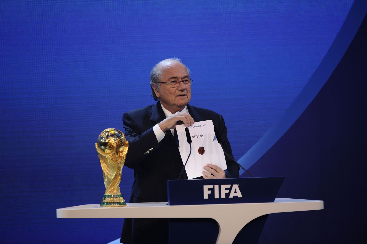 Президент ФИФА Блаттер объявляет результаты голосования по выборам страны-организатора ЧМ по футболу 2018 года. Победила в голосовании Россия.