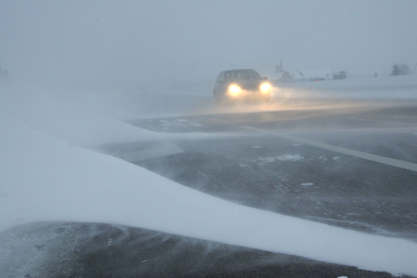 Lumesadu raskendab sõiduolusid.