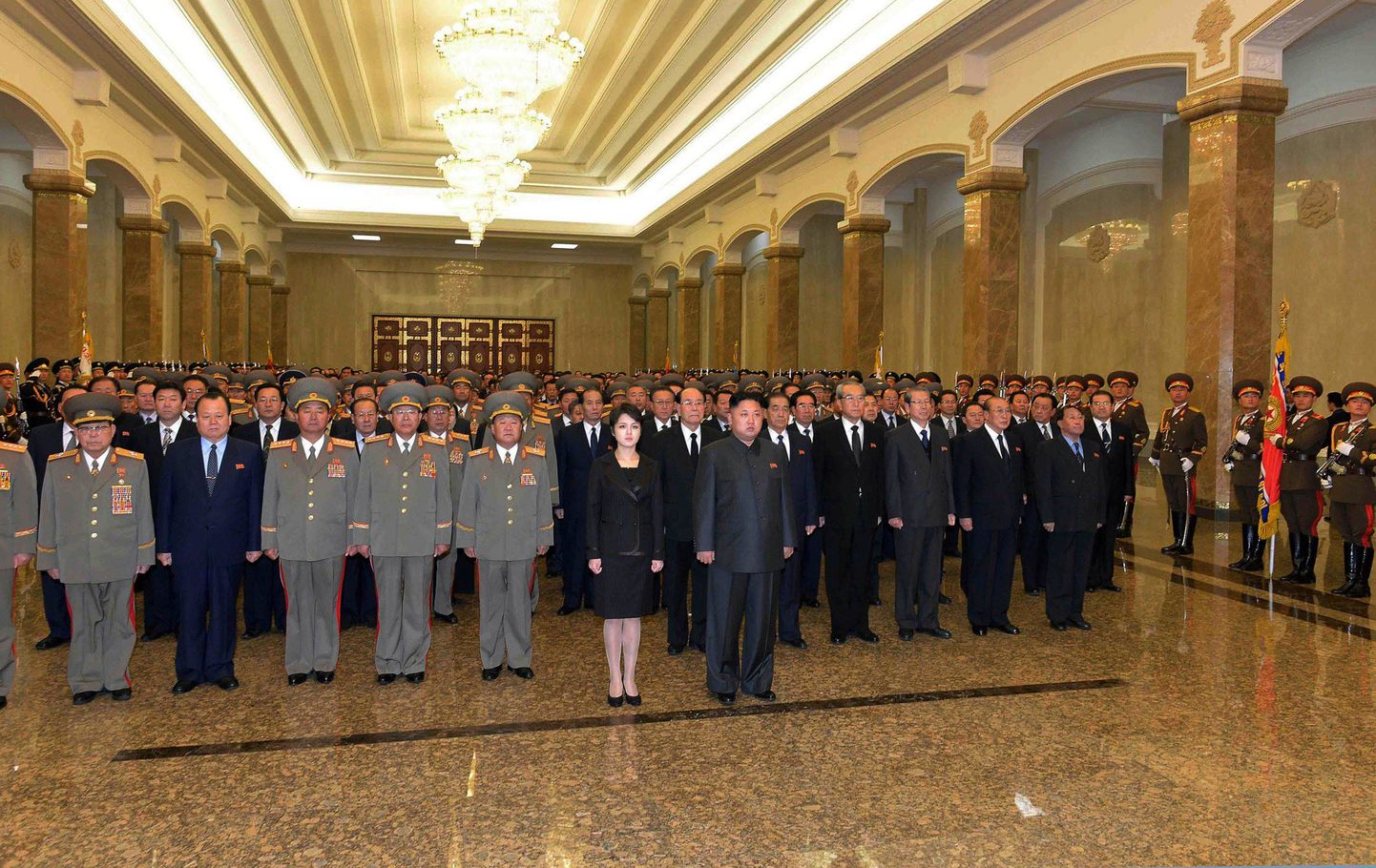 Kim Jong-un, tema naine Ri Sol-ju koos riigiametnike ja kõrgemate sõjaväelastega