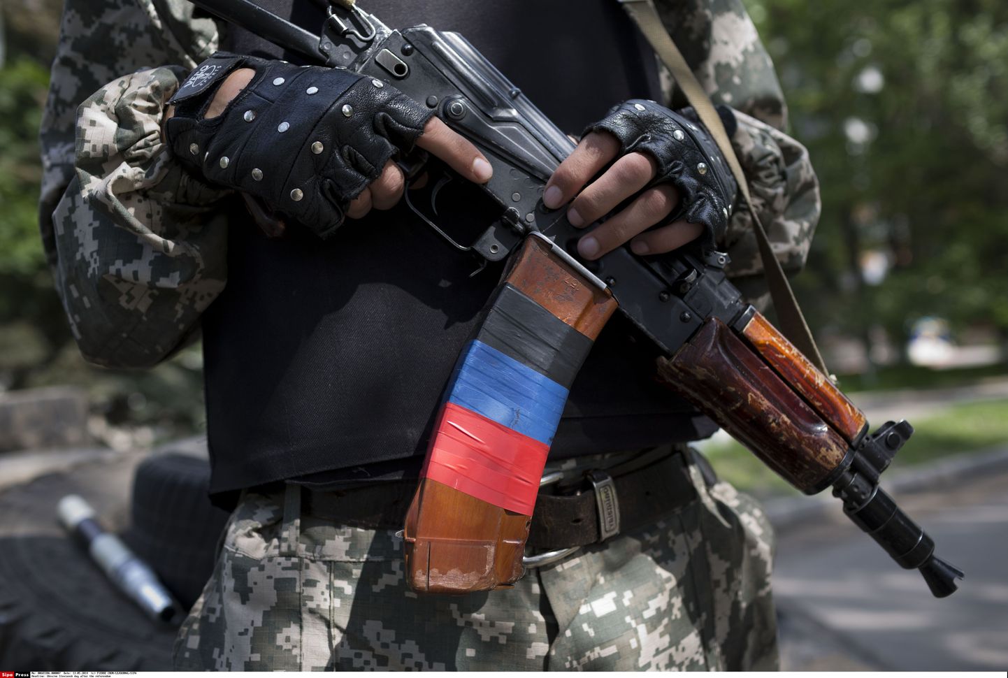 Donetski separatist nn rahvavabariigi lipuvärvidesse rüütatud relvaga.