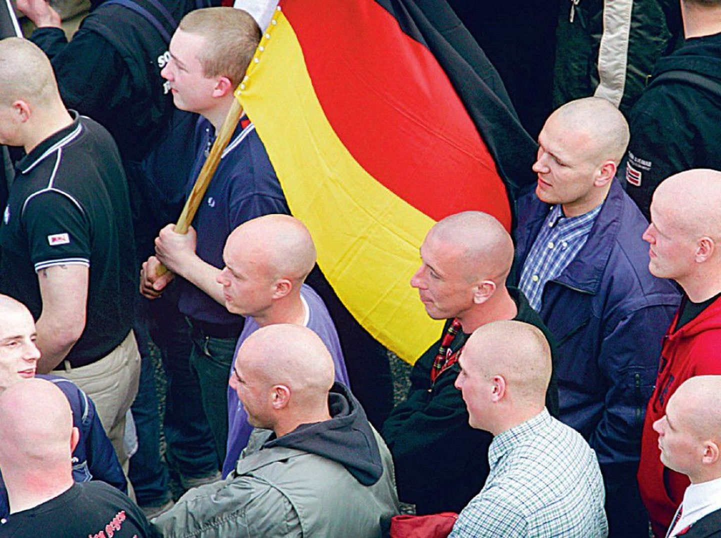 Saksamaa Natsionaaldemokraatliku Parteiga seostatavate
neonatside võõravihast kantud rünnakud on päevakorda
tõstnud küsimuse, kas ei peaks natsionaaldemokraatlikku
parteid ära keelama.