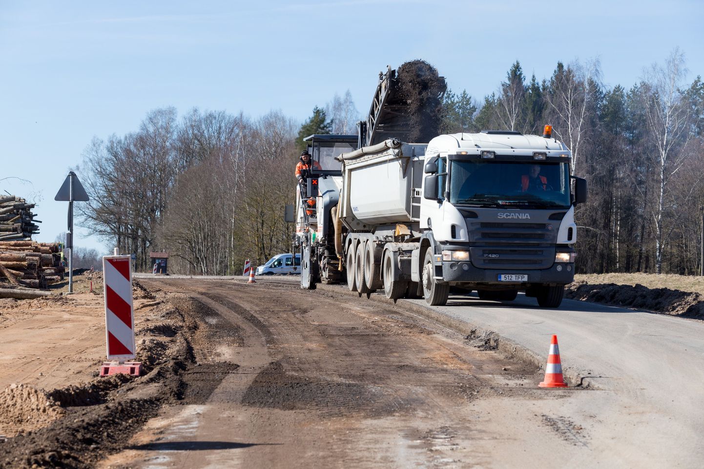 Esmaspäevast algavad ehitustööd Viljandimaal Kõpu–Kanaküla lõigul. Pilt on tehtud Viljandist Mustlasse viiva maantee renoveerimistöödel.