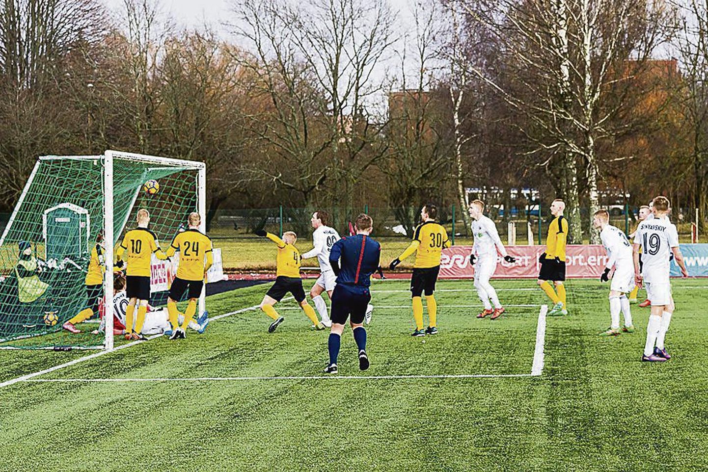 Pärnu Vapruse jalgpallurid (kollases) pidid laupäeval võtma oma väravast palli välja kuuel korral.