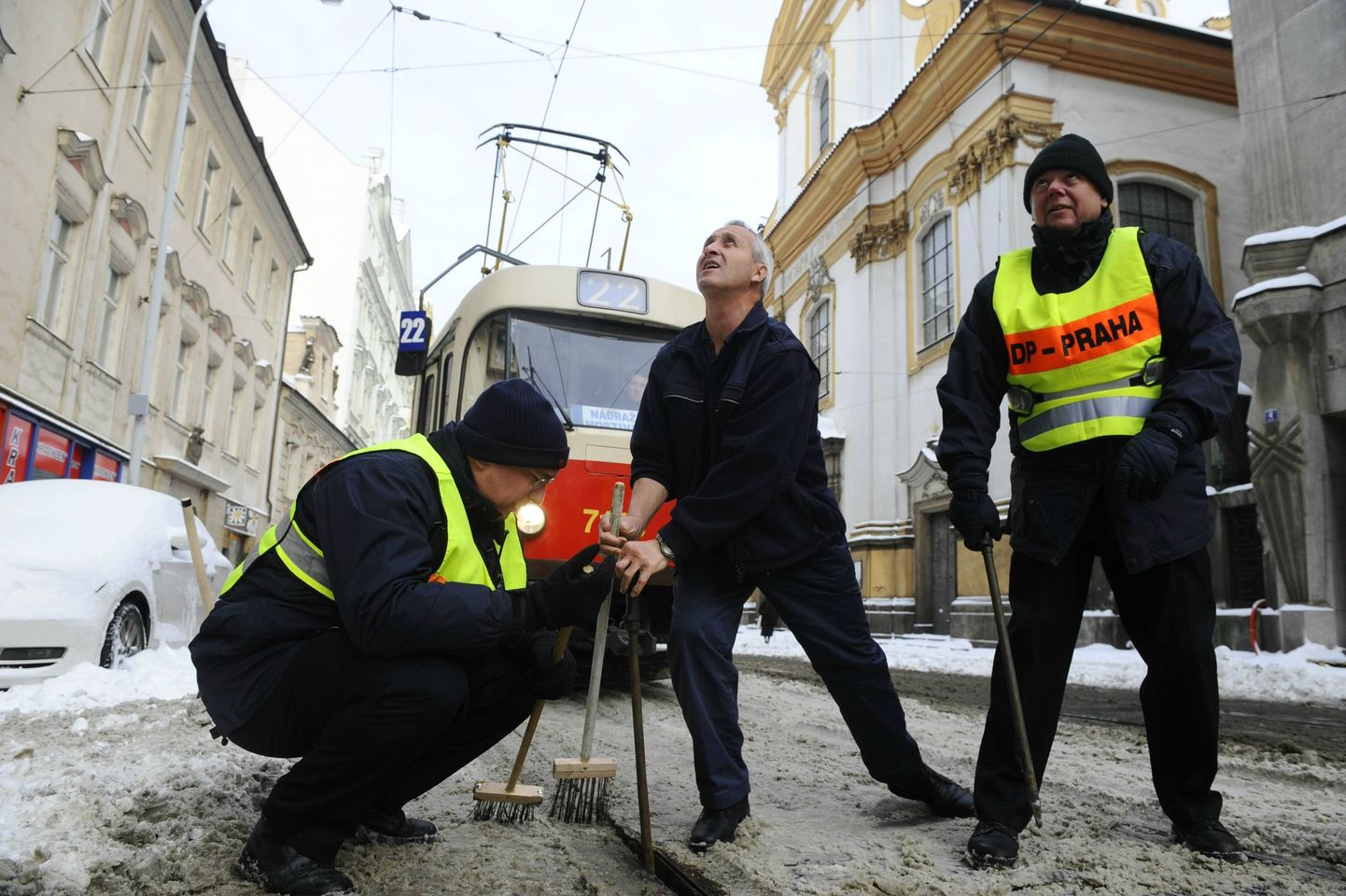 Töölised Prahas üritavad lahti murda jäätunud trammipöörangut.