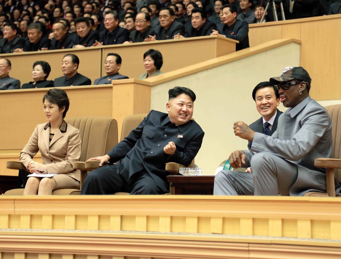 Kim Jong-un (keskel) koos oma naise Ri Sol-ju ja USA endise korvpalluri Dennis Rodmaniga