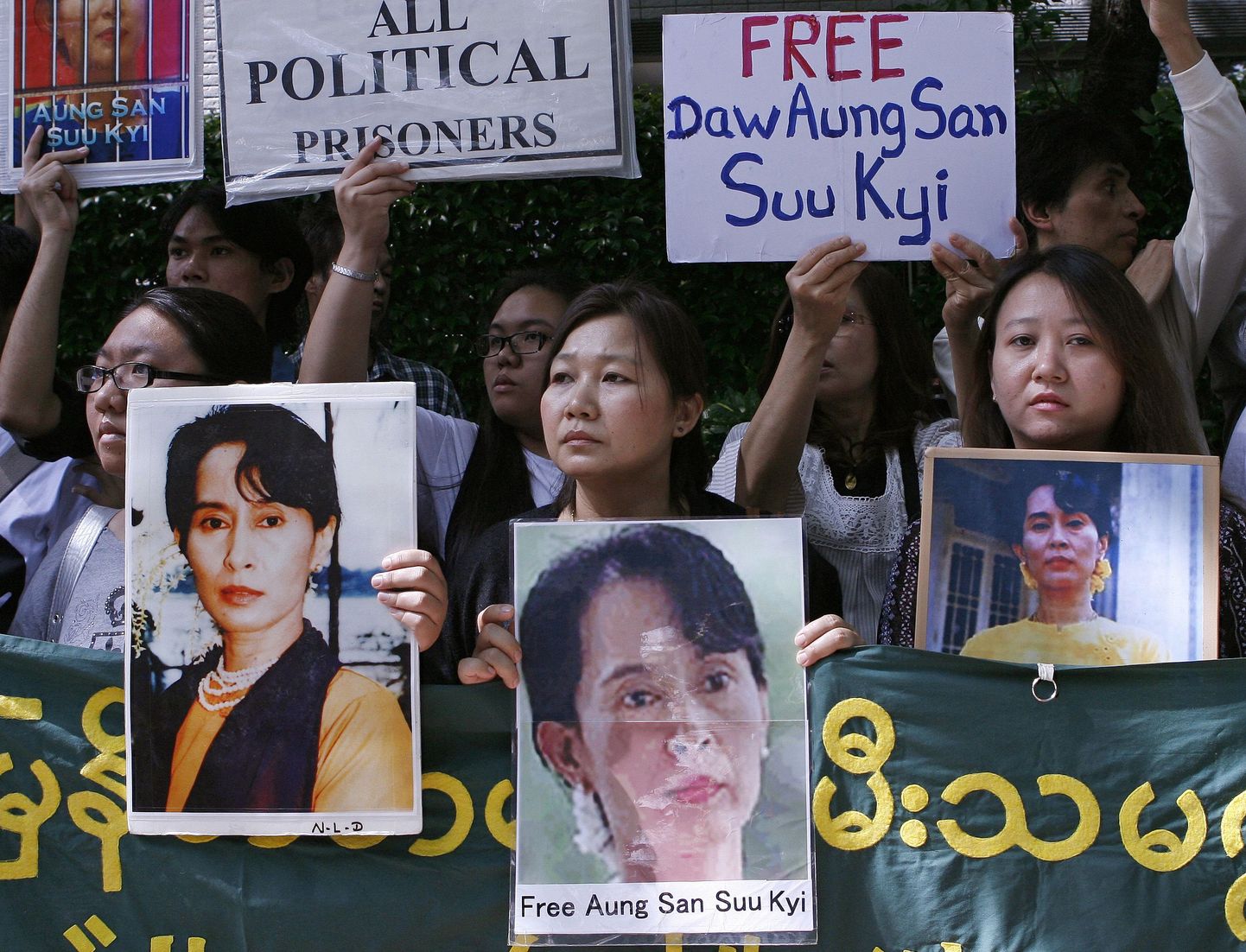 Birma opositsioonijuhi Aung San Suu Kyi vabadust nõudvad meeleavaldajad Tokyos.