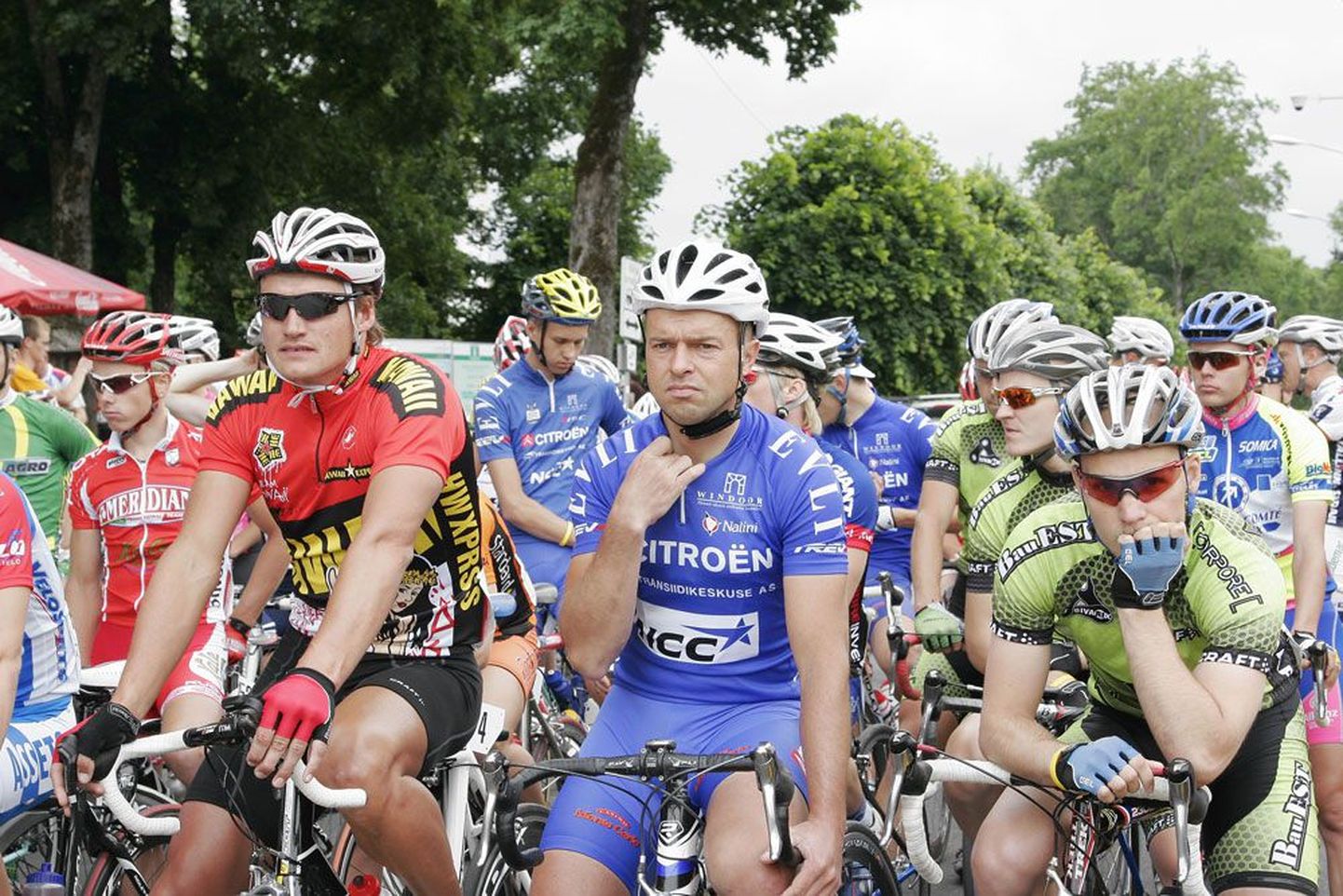 Üks Eesti edukamaid jalgrattureid Jaan Kirsipuu (keskel) asub peagi Aasias võistlustulle.