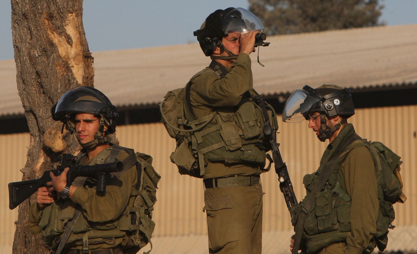 Iisraeli sõdurid jälgimas palestiinlaste kogunemisi Läänekalda ja Iisraeli piiri lähedal asuvas al-Ramis.