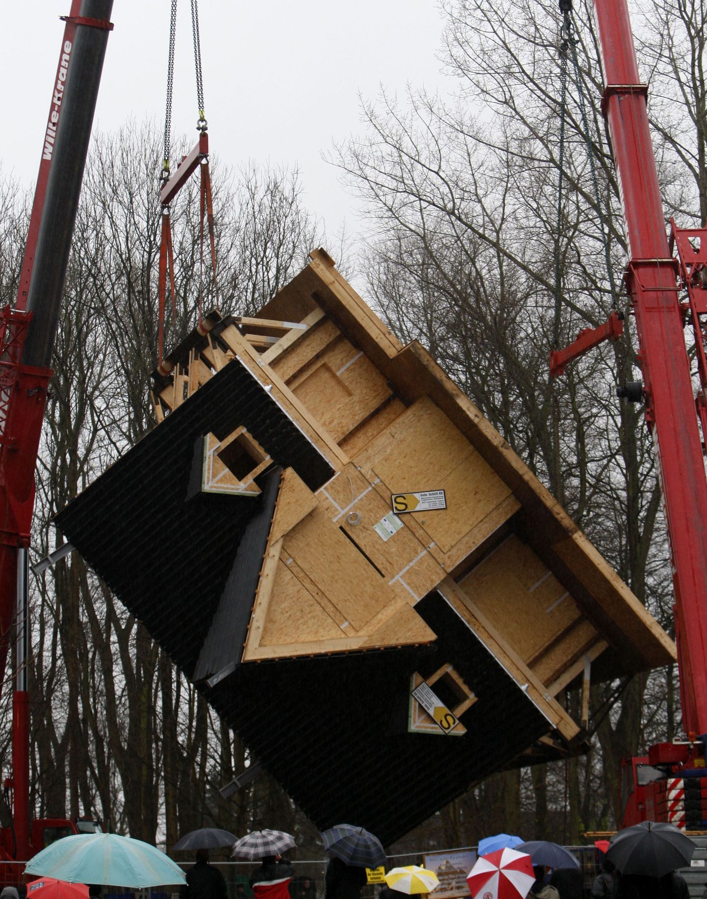 Saksamaal Gettorfi loomaaias keerati maja pea peale.