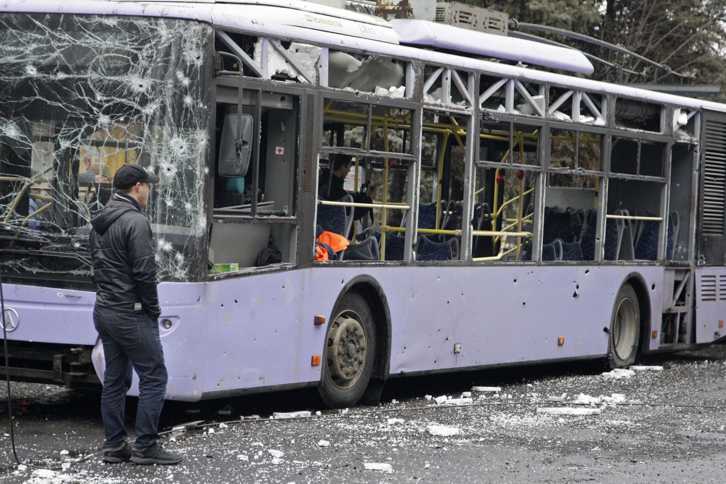 Члены Совета Безопасности ООН одобрили заявление, требующее найти и наказать виновных в обстреле троллейбусной остановки в Донецке.