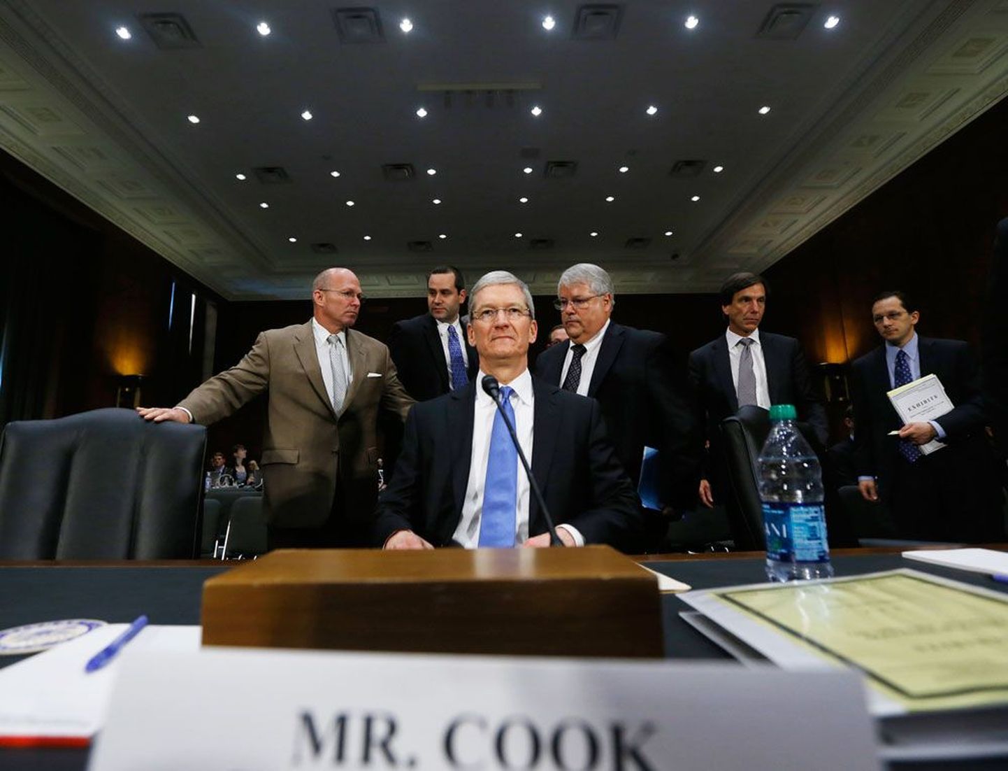 USA senatis aru andnud Apple’i tegevjuht Tim Cook (istub) praeguse maksumäära püsides välismaale paigutatud firma raha Ühendriikidesse tagasi tuua ei kavatse.