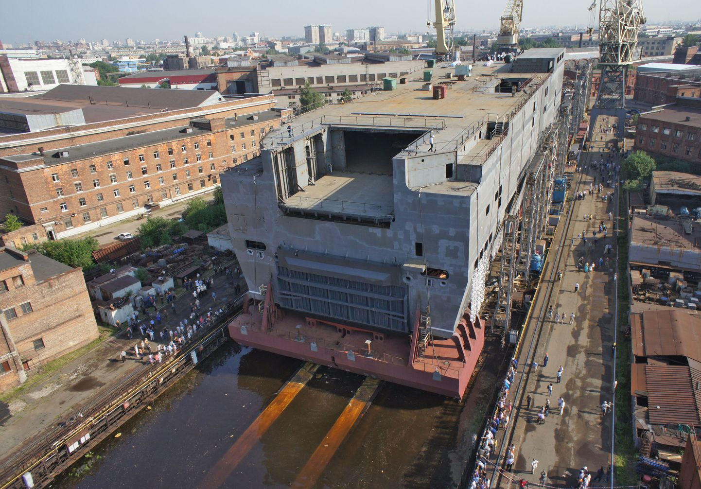 Mistral-tüüpi dessantlaeva ahter Peterburis Balti Laevatehases.