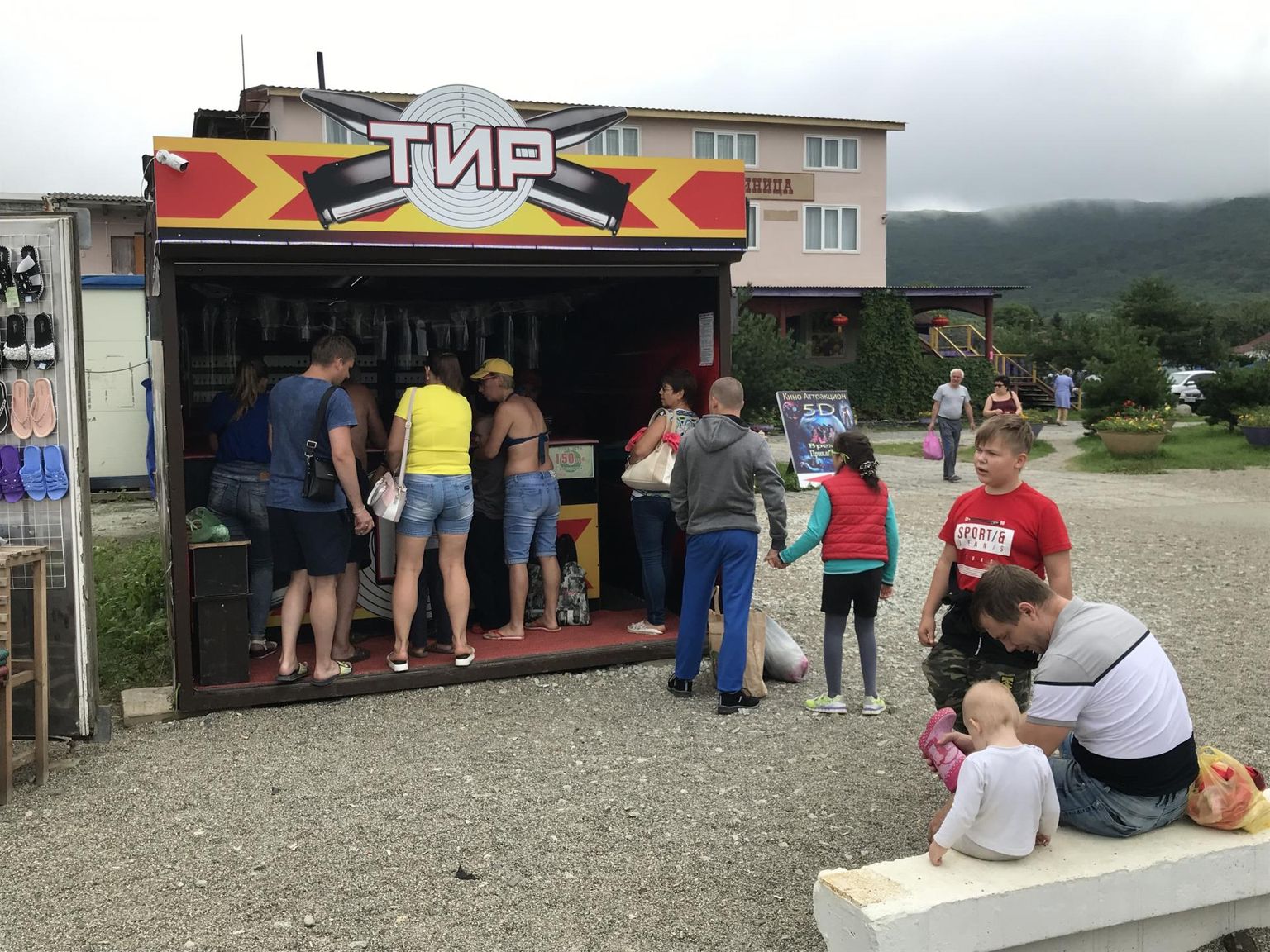 Lasketiir-kiosk Kaug-Idas armastatud ja ülerahvastatud Andrejevka küla rannas Kitovõi lahes Põhja-Korea piiri lähedal. Elatustaseme langus või mitte, aga suvel tahavad puhata kõik. Andrejevka rand on vaesema rahva paradiis.