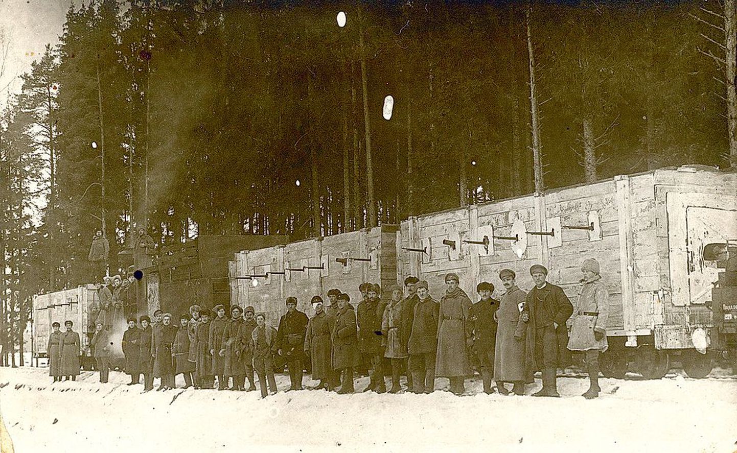 Haruldane ülesvõte Pärnus ehitatud kitsarööpmelisest, tammeplankude ja liivaga tugevdatud soomusrongist, mida Nikolai Päts ehitada aitas ja mis hiljem Vabadussõjas olulist rolli mängis.
