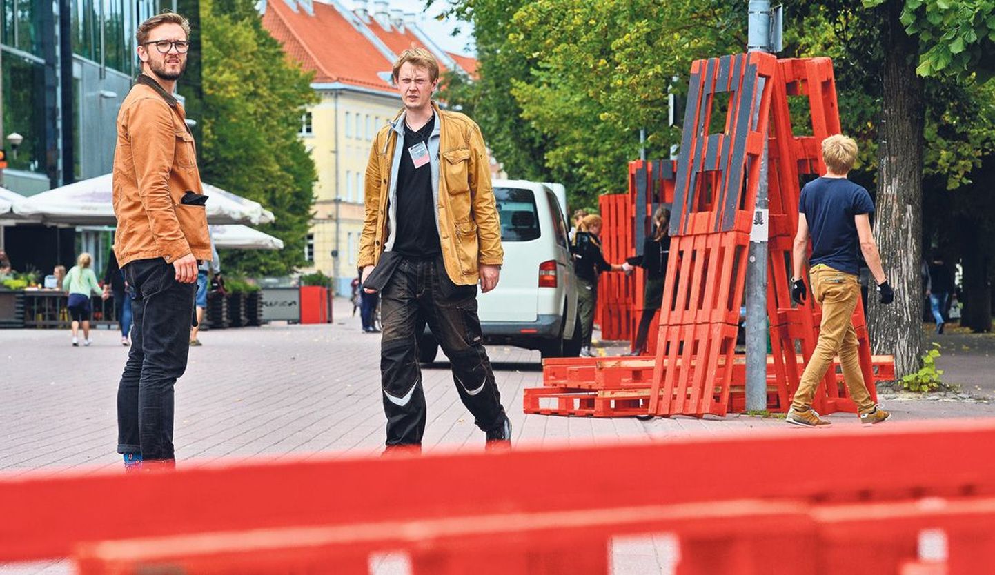 Nädalavahetusel Küüni tänavale kerkinud Draama linnakujunduse autorid on tänavuse festivali kunstnikud Illimar Vihmar (vasakult) ja Sander Põllu. Tänavakujundust leidub ka festivali etenduskohtade juures.