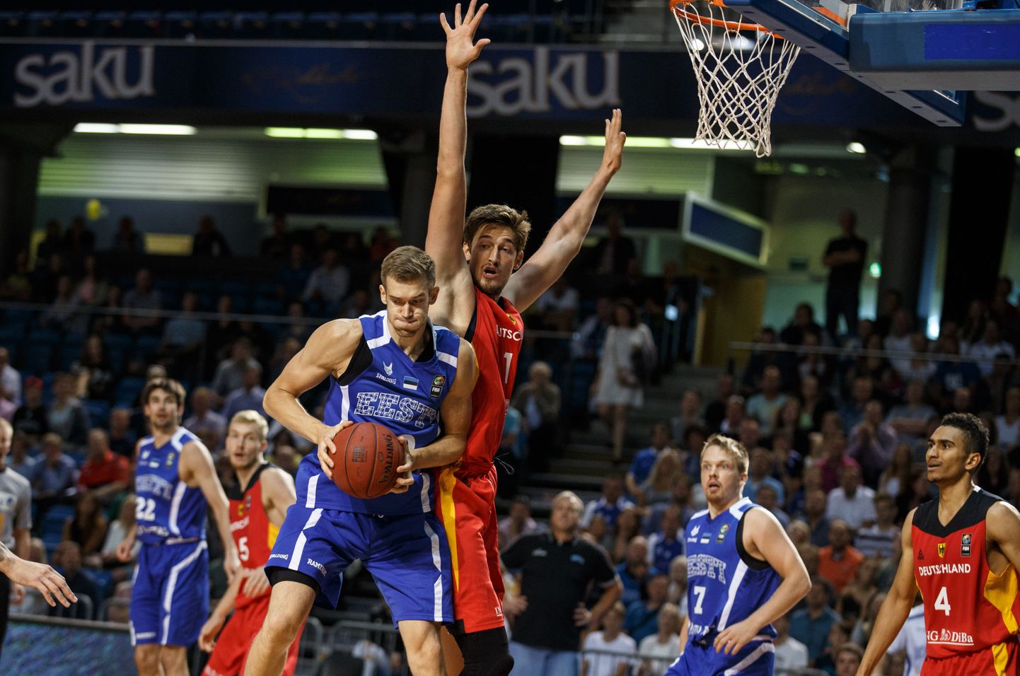 Erik Keedus viskas Eesti korvpallikoondise kasuks 12 punkti.
