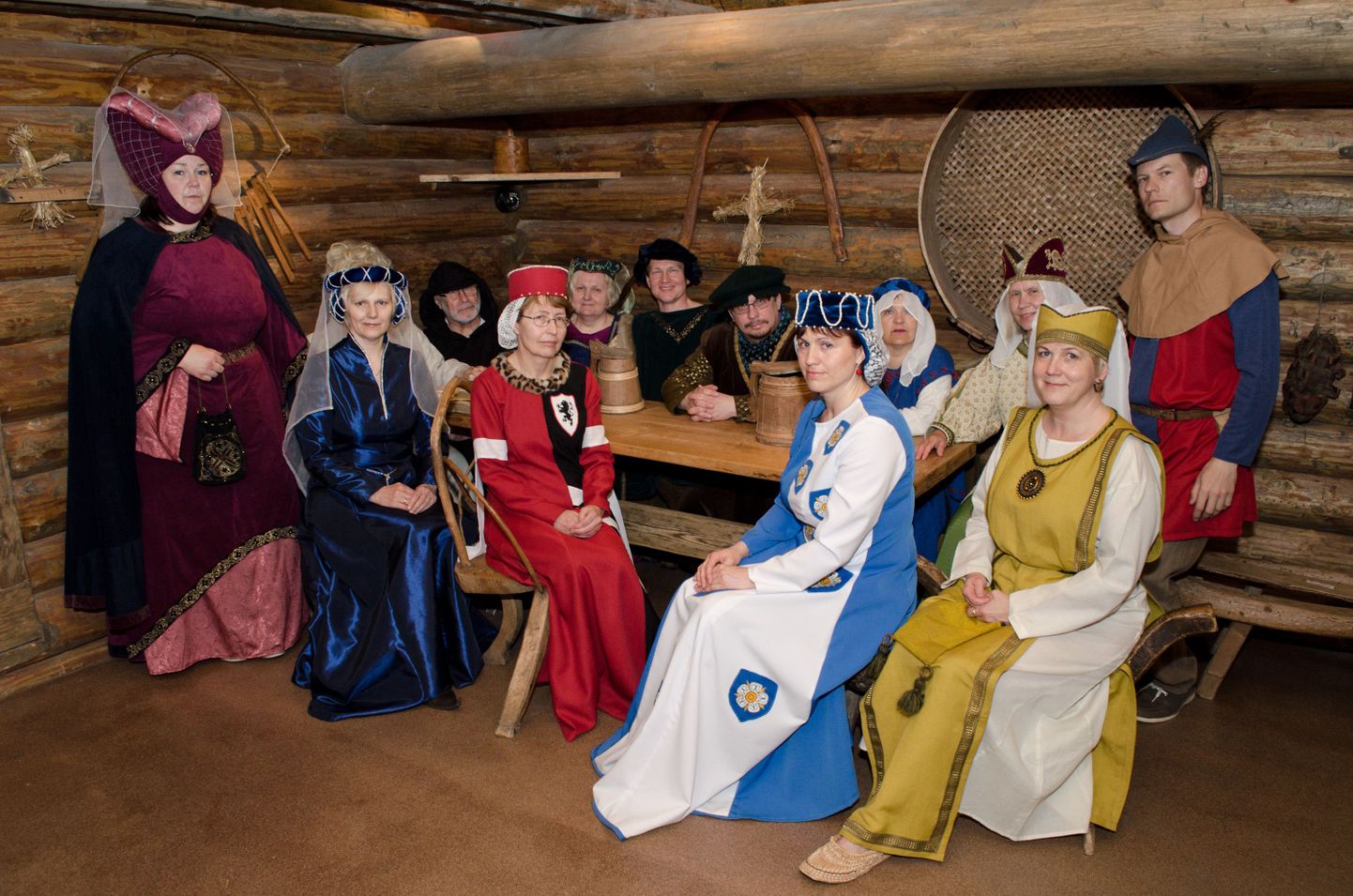 Muuseumiööl oli Viljandi muuseumi pere riietatud pidulikult hansakostüümidesse.