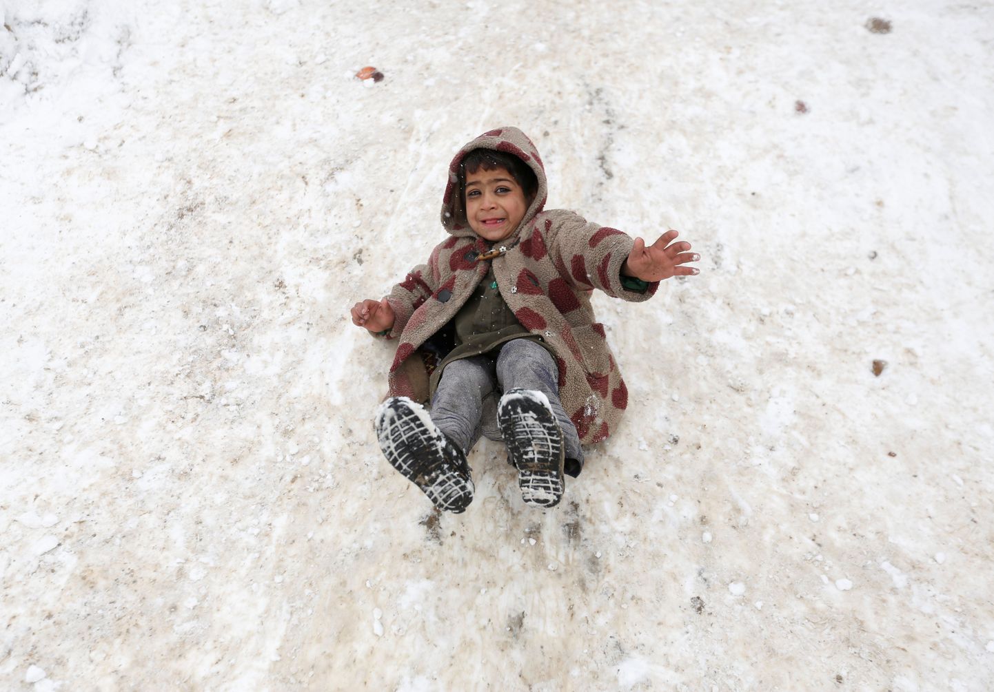 Lumes mängiv Afganistani tüdruk