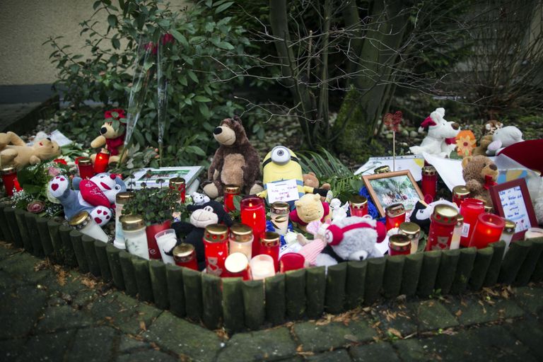 Lilled, küünlad ja mänguasjad, millega mälestatakse Hernes elu kaotanud poissi