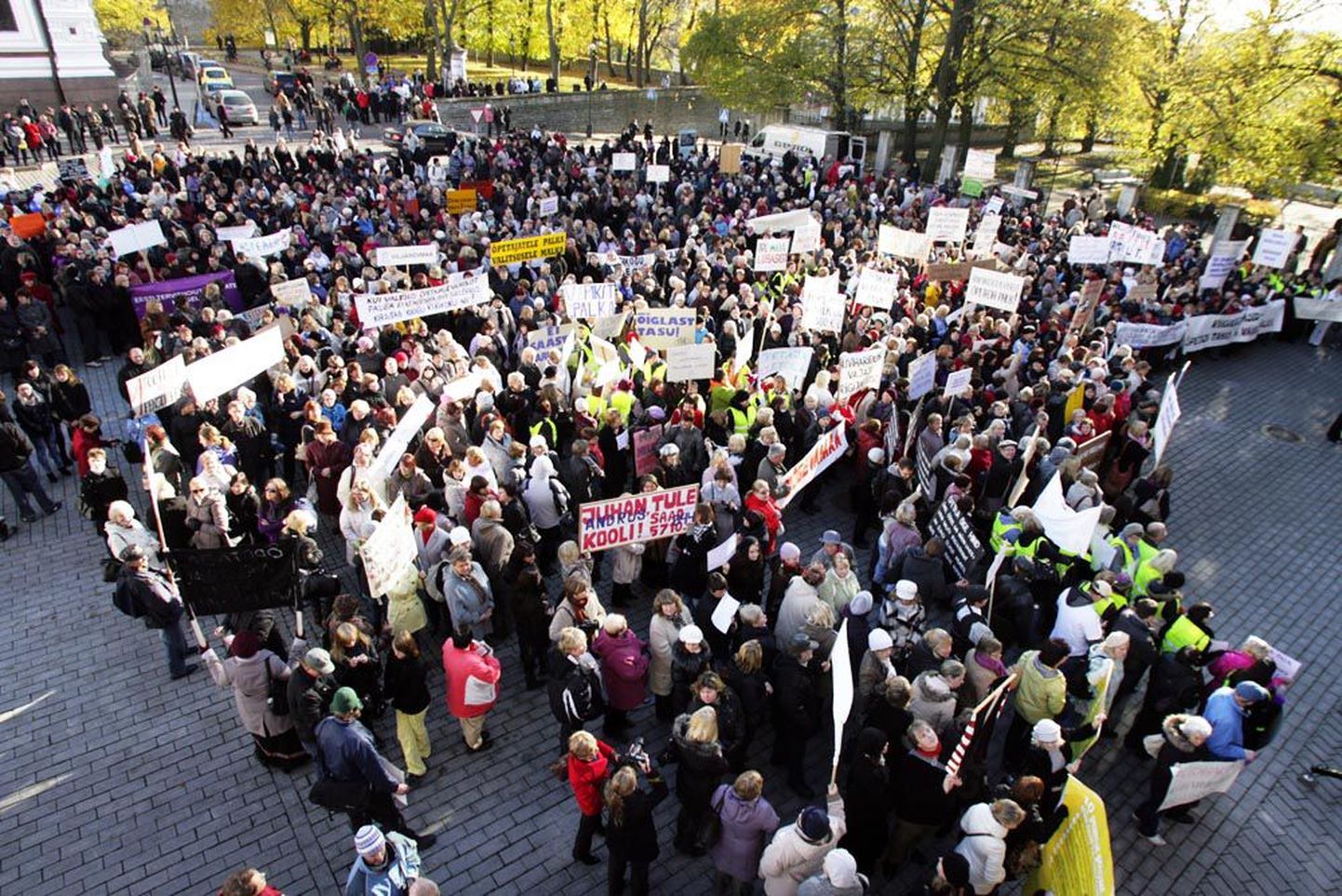 Toompeale Lossi platsile madala palga vastu protesteerima kogunes õpetajaid kogu Eestist.