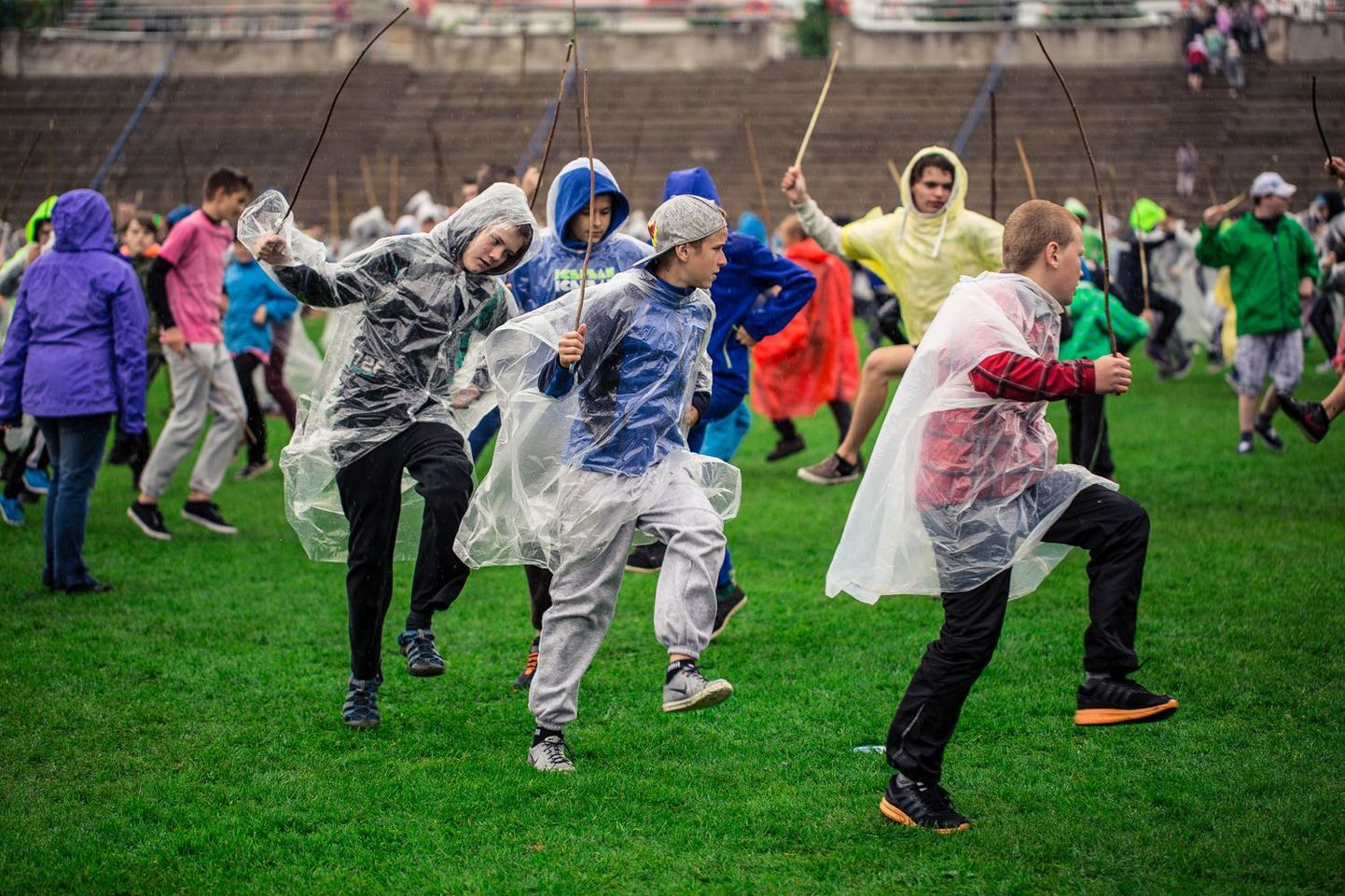 Ei tuul ega tihe vihmasadu ole suutnud tantsijate tuju rikkuda. Pealinnas tehakse agarasti tantsuproove ning laste tuju on endiselt rõõmus. Valgamaalt osaleb tantsupeol 23 tantsurühma.