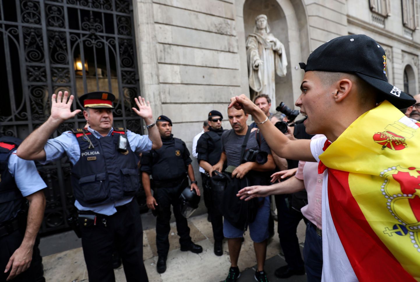Meeleavaldaja karjumas Mossos d'Esquadra politseiniku peale Barcelonas. REUTERS/Susana Vera/Scanpix