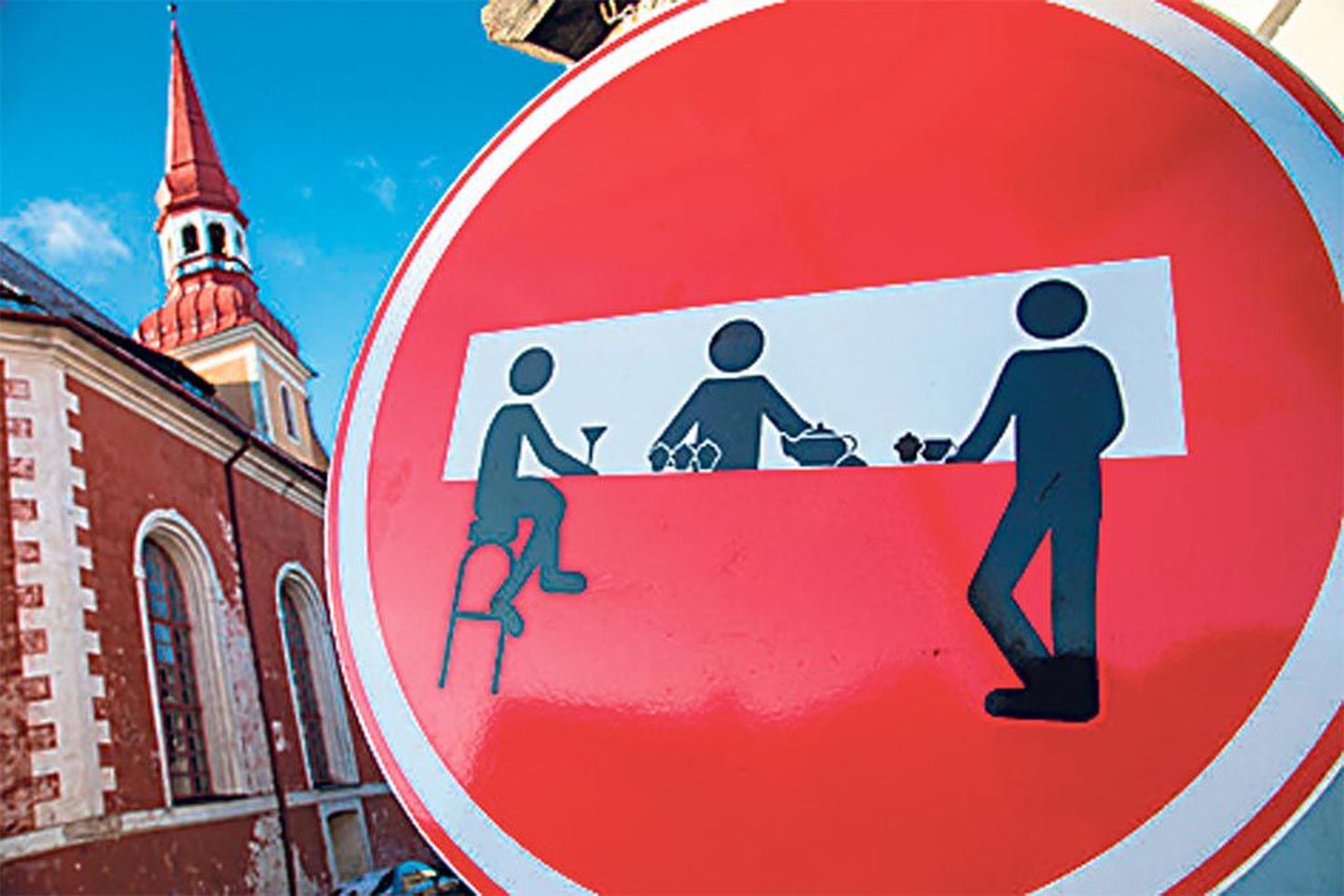 Liiklusmärki meenutav reklaam Pärnus Kuninga tänaval.